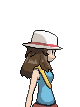 Une jeune fille avec un chapeau blanc, un haut bleu et une jupe rouge